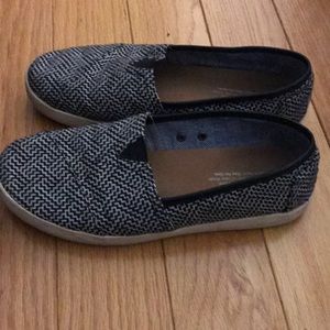 Black and white Toms Avalon